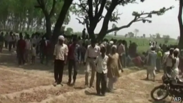 இரண்டு பெண் பிள்ளைகளின் சடலங்களும் மரத்தில் தொங்கிய நிலையில் மீட்கப்பட்டன