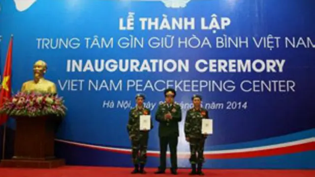 Mạng xã hội cũng là nơi chỉ ra những sai sót chính tả như biển hiệu tiếng Anh trong nghi lễ này.