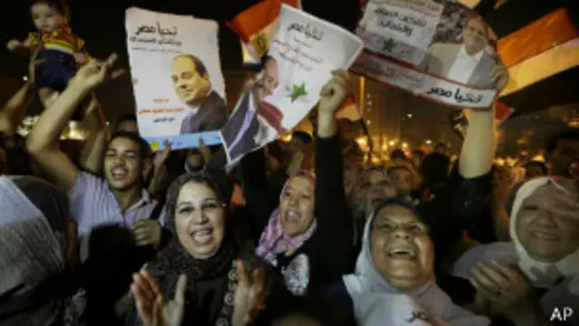 အဗ္ဗဒဲလ် ဖက်တာ ဆီဆီကို ထောက်ခံသူတွေ အောင်ပွဲခံစဉ်။