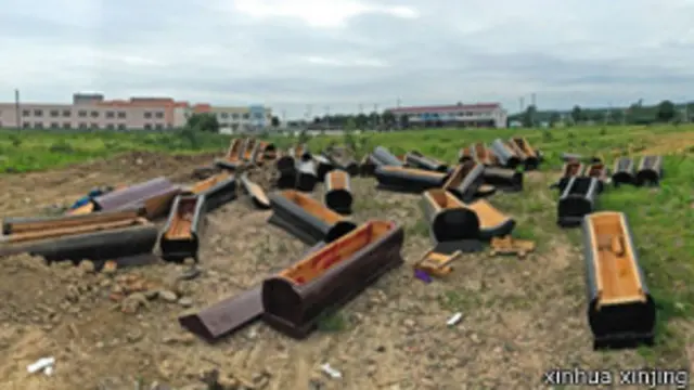 5月24日安庆桐城大关镇被损坏的棺材(新华网/新京报)