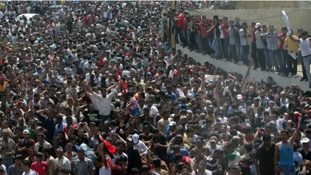 سوريون يحتشدون بالآلاف للادلاء باصواتهم في السفارة السورية ببيروت