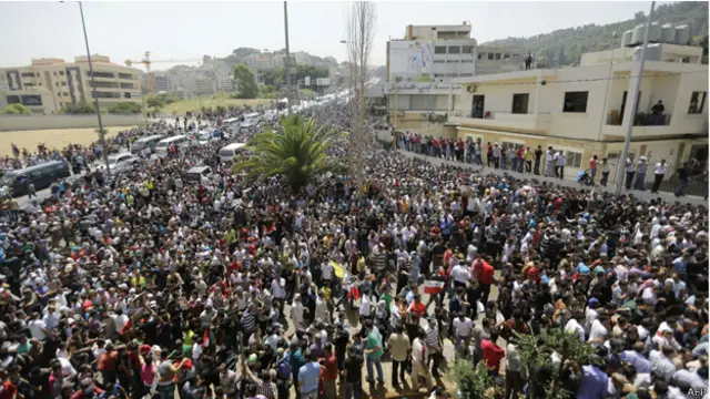 جموع الناخبين السوريين تحيط بمبنى السفارة في اليرزة