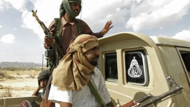 مسلحو القبائل الموالون للجيش اليمني ساعدوا في الهجوم على القاعدة.