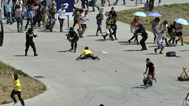 Latihan menangani penyerang pisau 
