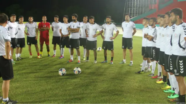 د فوټبال په ملي لوبډله کې بهر مېشتي لوبغاړي هم لوبېږي، خو استفا کوونکي ټول لوبغاړي په افغانستان کې وسېږي.