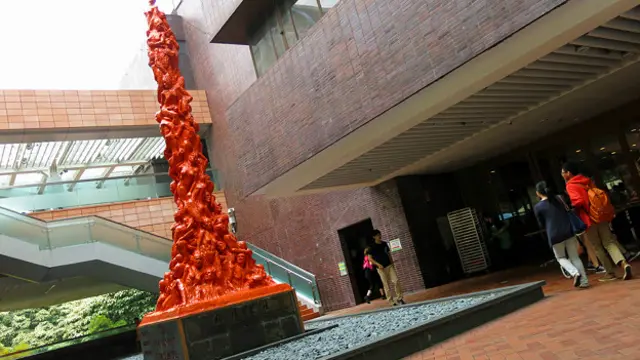 香港大学学生会大楼前展示的六四纪念雕塑国殇之柱
