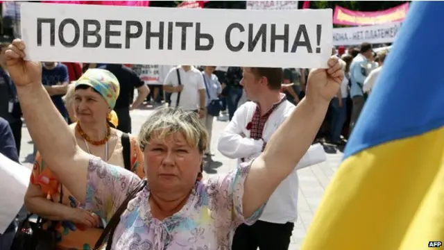 Thân nhân của một binh sỹ Ukraine giơ khẩu ngữ "trả lại con cho tôi" trong một cuộc biểu tình ở Kiev