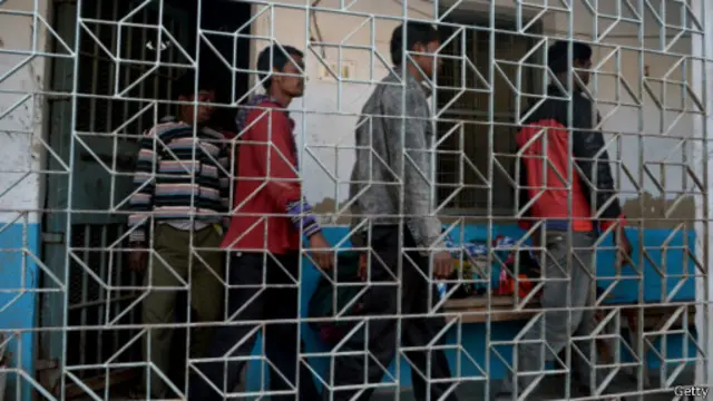 متهمون في قضية اغتصاب في الهند في طريقهم إلى قاعة المحكمة في يناير/ كانون الثاني الماضي