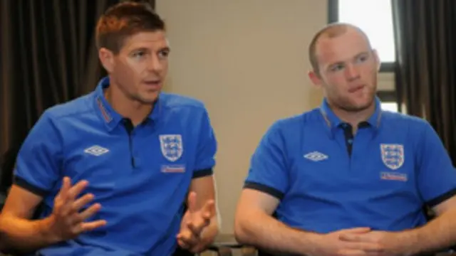 Rooney và Gerrard đã tham gia các World Cup trước cho tuyển Anh.