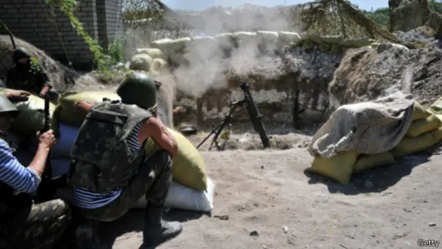 ارتش اوکراین به عملیات تهاجمی علیه شبه نظامیان ادامه می‌دهد