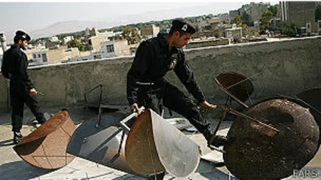 استفاده از ماهواره در ایران ممنوع است اما رئیس رادیو تلویزیون می گوید که ۴۰ درصد مردم از ماهواره استفاده میکنند
