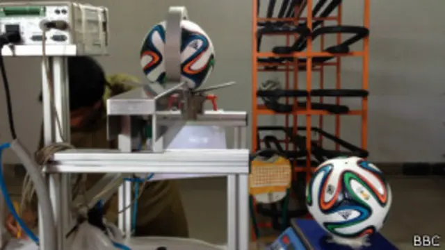 برازیل میں ہونے والے فٹبال کے عالمی مقابلے کا سرکاری گیند ’برازوکا‘ ایک خاص گیند ہے جس کی ڈیزائنگ میں خوبصورتی کے ساتھ ساتھ تکنیکی پہلوں کا بھی خیال رکھا گیا ہے