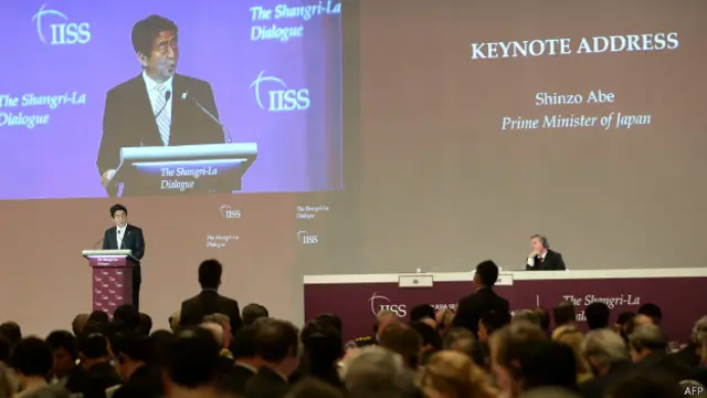 نخست‌وزیر ژاپن در نشستی امنیتی در سنگاپور سخن می‌گفت
