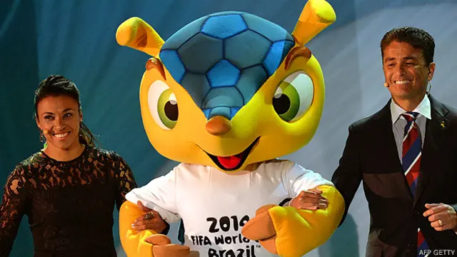 Fuleco junto a las estrellas del fútbol Marta y Bebeto en el sorteo final del Mundial en diciembre 2013
