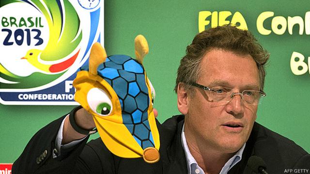 Secretario general de FIFA, Jerome Valcke con un gorro en la mano que lleva el dibujo de la mascota
