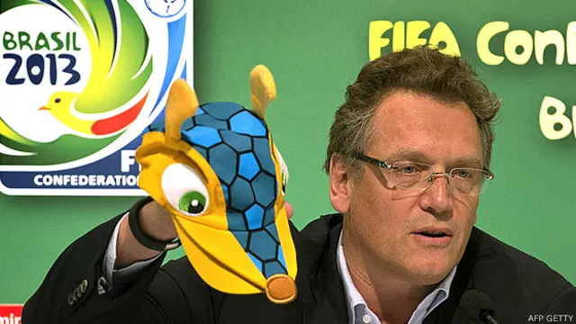 Secretario general de FIFA, Jerome Valcke con un gorro en la mano que lleva el dibujo de la mascota