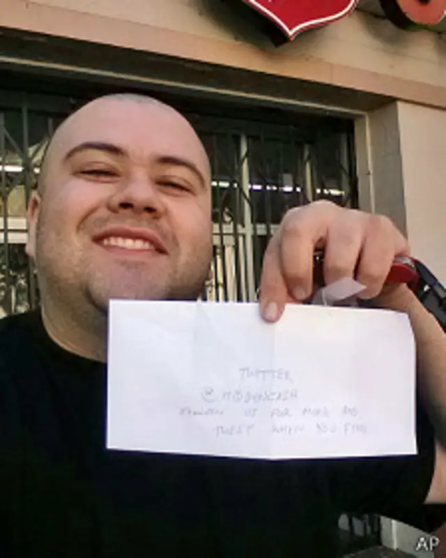 Hombre que halló dinero