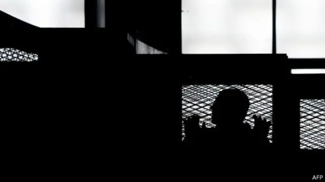 تستهدف السلطات المصرية قناة الجزيرة منذ إطاحة الجيش بمرسي في يوليو/تموز إثر احتجاجات شعبية معارضة له.