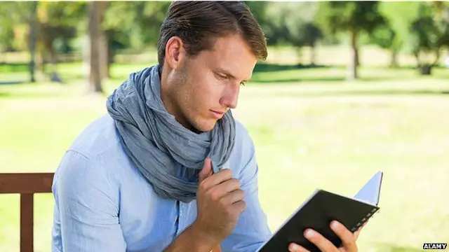 पार्क में बैठा एक कवि