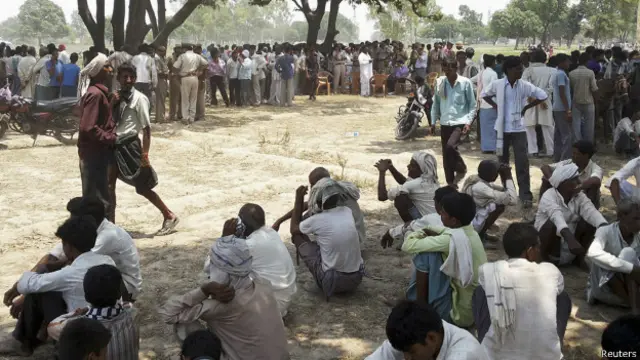 बदायूं के गांव के लोग जहां दो लड़कियों की कथित बलात्कार के बाद हत्या कर दी गई.