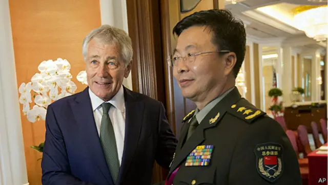 美国国防部长哈格尔与中国副总参谋长王冠中在新加坡会面。