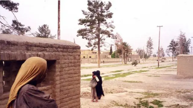 خیابان اصلی لشکرگاه در سال ۱۹۹۷ خالی از درخت و تیر چراغ برق بود