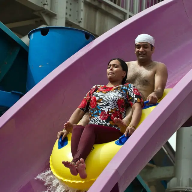 گرمی کی شدت ٹوٹنے تک واٹر پارکس اور سوئمنگ پولز میں لوگوں کا ہجوم رہتا ہے اور یہ کاروبار خوب چمکتا ہے۔