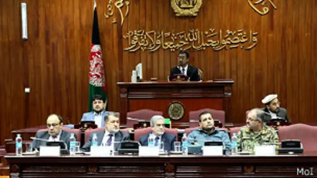 په استجوابیه غونډه کې وکیلان په غصه ښکارېدل او ځینو یې په سخته لهجه له ورغلو چاروکو پوښتنې وکړې.