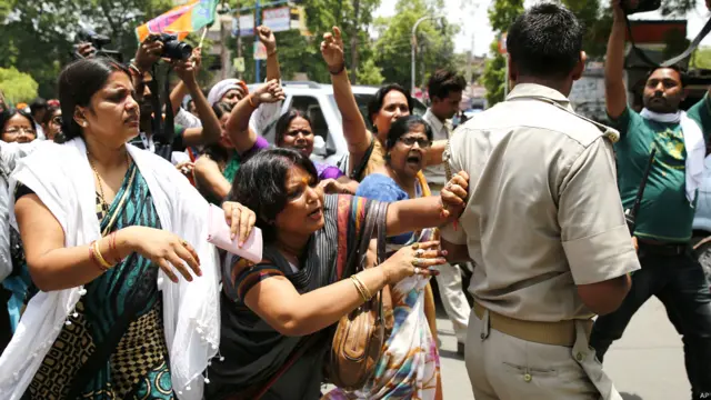 بدایوں میں دو لڑکیوں کے ریپ اور قتل پر لوگوں میں پولیس کے خلاف شدید غصہ پایا جاتا ہے۔