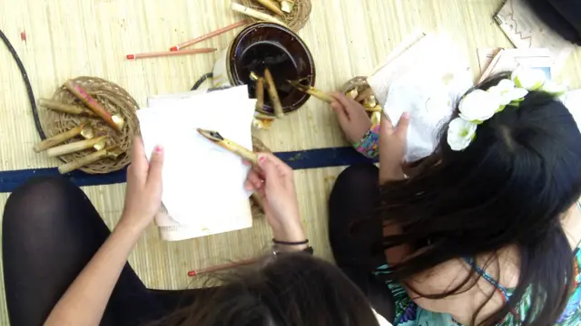 Latihan membuat batik