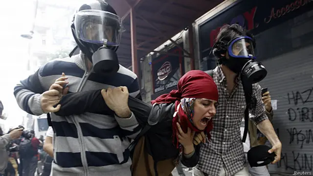 Policías detienen a manifestantes