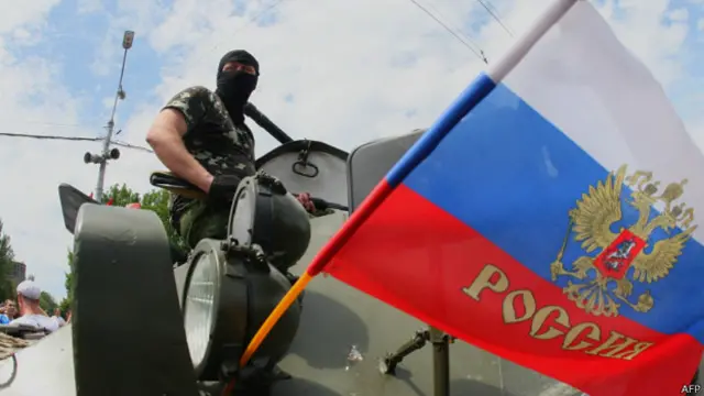 Пророссийский боевик с флагом России
