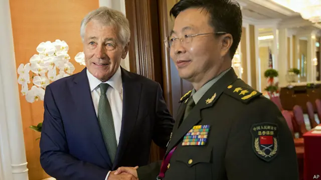 美國國防部長哈格爾（左）與中國副總參謀長王冠中在新加坡會面（31/5/2014）