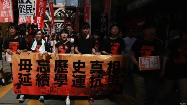 有游行人士高举“平反六四”和“毋忘历史真相”等标语，表示永不放弃六四。