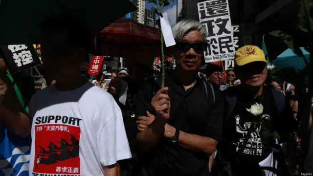 这次由香港支联会和多个团体发起的游行队伍从维多利亚公园出发，前往香港政府总部。