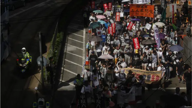 警察在游行人群附近，确保游行的秩序。