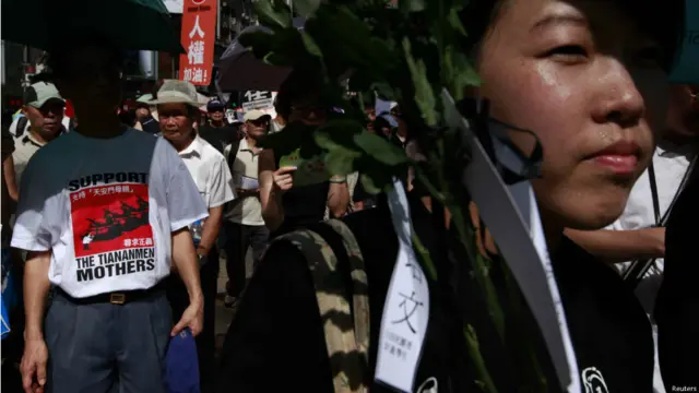 另外还有游行者身着印有当年一名男子阻拦坦克照片的T恤衫，上面还写有支持“天安门母亲”的字样。