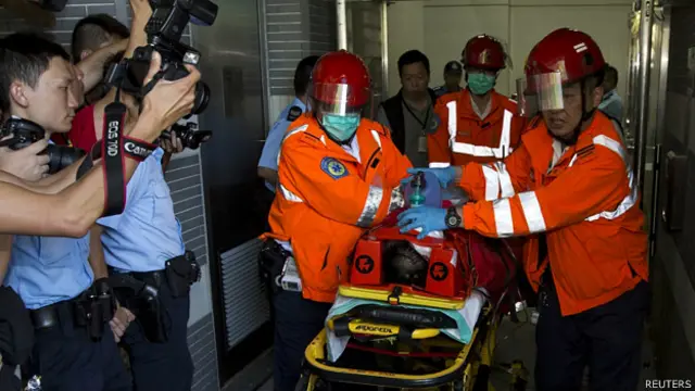 香港启德枪击案现场救护员抢运伤者（1/6/2014）