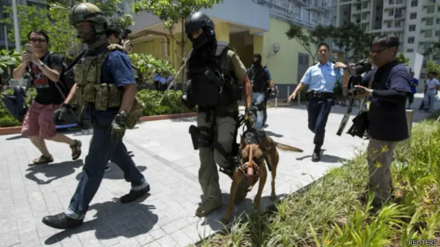 香港启德枪击案现场警察特别任务连警员带同警犬搜索（1/6/2014）