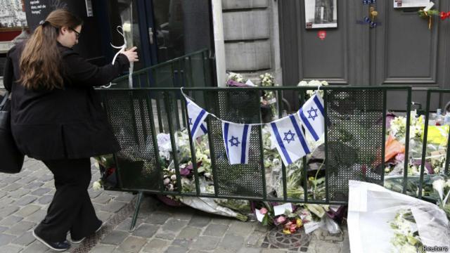 Цветы на месте убийства в Брюсселе