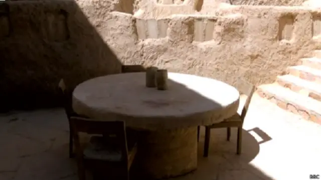 मिस्र के नमक के होटल का एक कर्मचारी