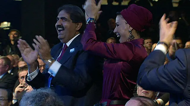 أمير قطر السابق، حمد بن عيسى، وقرينته الشيخة موزة يهللان عند إعلان فوز قطر بتنظيم كأس العالم