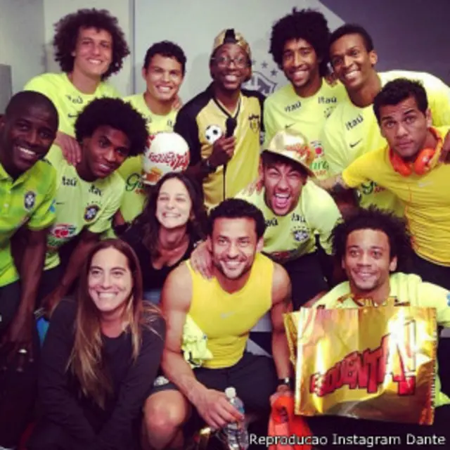 Jogador Dante postou uma foto em seu instagram da visita do cantor Mumuzinho a seleção