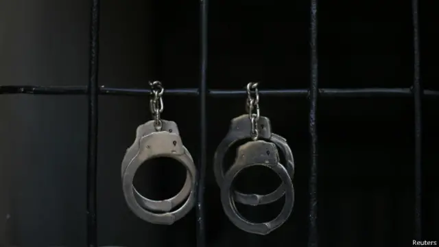 सलाखें और हथकड़ियाँ