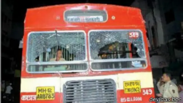 पुणे में क्षतिग्रस्त बस