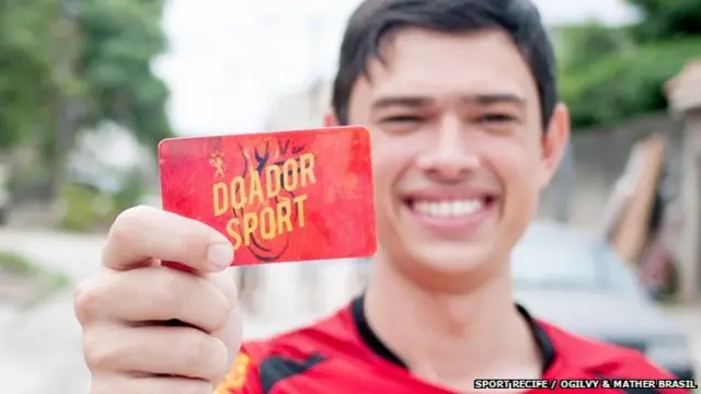 كيف يساعد الآلاف من مشجعي كرة القدم في إنقاذ الأرواح؟