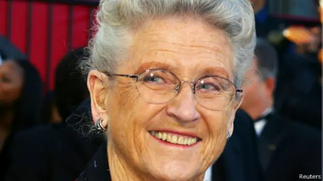 حازت دايفيس على جائزتي ايمي عن دورها في The Bob Cummings