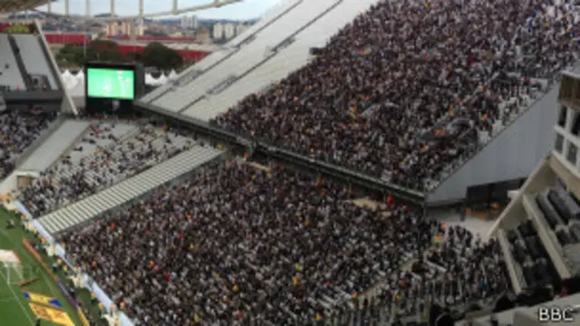Arquibancada temporária, setor Sul / Crédito da foto: BBC