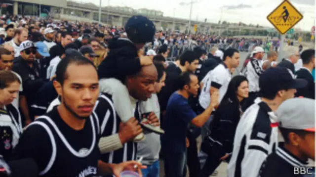 Pessoas na entrada do bloqueio do estádio / Crédito da foto: BBC Brasil