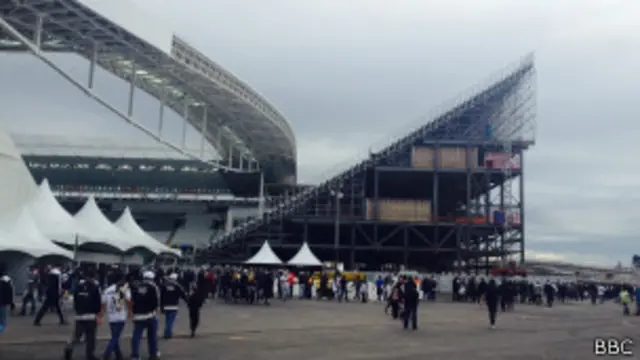 Arquibancadas temporárias do setor Norte / Crédito da foto: BBC Brasil